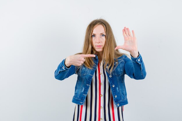 Kostenloses Foto ausdrucksstarke junge frau, die im studio aufwirft