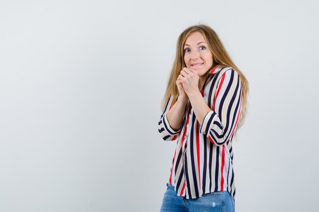 Ausdrucksstarke junge Frau, die im Studio aufwirft