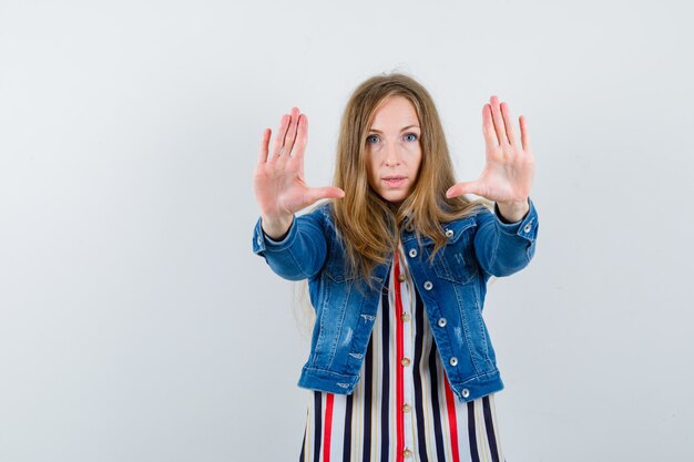 Ausdrucksstarke junge Frau, die im Studio aufwirft