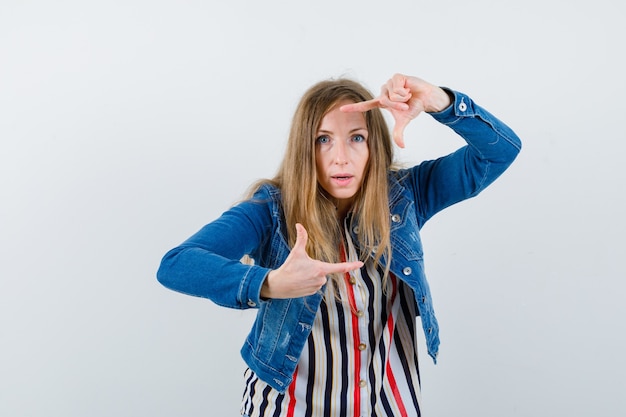 Kostenloses Foto ausdrucksstarke junge frau, die im studio aufwirft