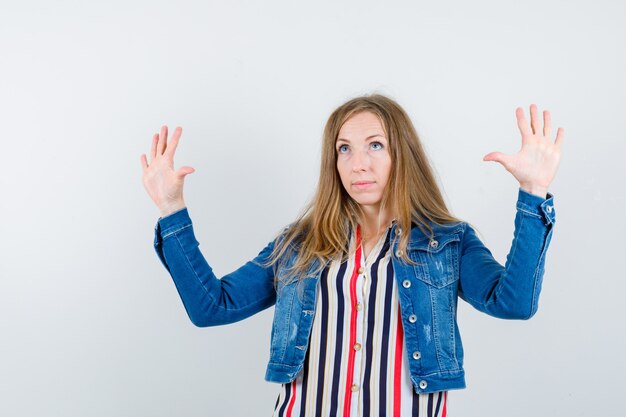 Ausdrucksstarke junge Frau, die im Studio aufwirft