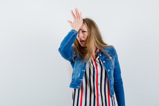 Ausdrucksstarke junge Frau, die im Studio aufwirft