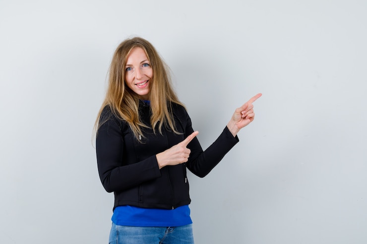 Kostenlose Foto ausdrucksstarke junge frau, die im studio aufwirft