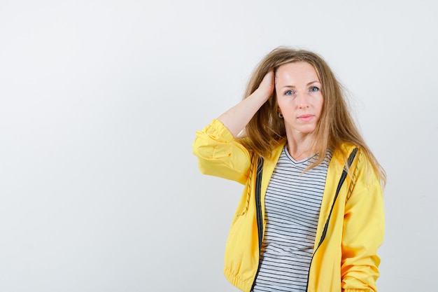 Ausdrucksstarke junge Frau, die im Studio aufwirft