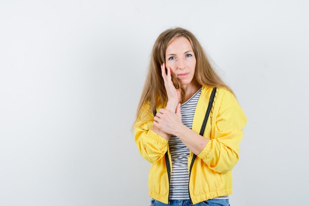 Ausdrucksstarke junge Frau, die im Studio aufwirft