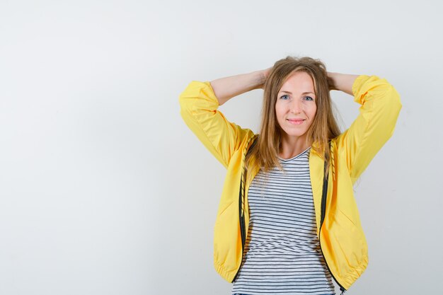 Ausdrucksstarke junge Frau, die im Studio aufwirft