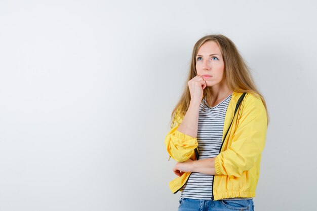 Ausdrucksstarke junge Frau, die im Studio aufwirft