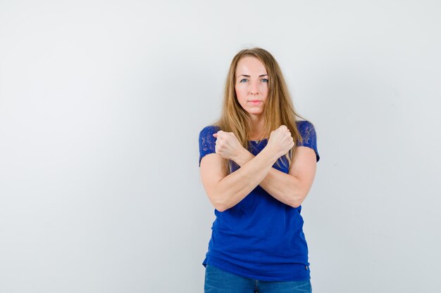 Ausdrucksstarke junge Frau, die im Studio aufwirft