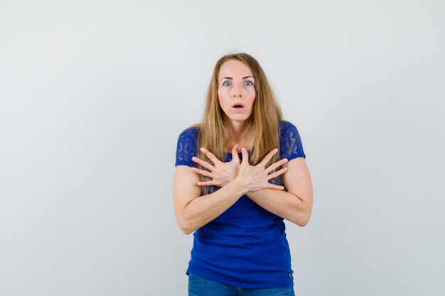 Ausdrucksstarke junge Frau, die im Studio aufwirft