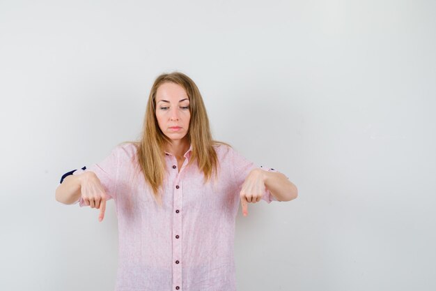 Ausdrucksstarke junge Frau, die im Studio aufwirft