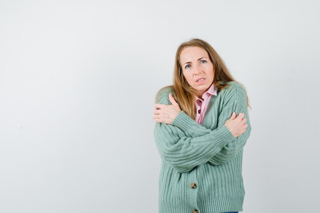 Ausdrucksstarke junge Frau, die im Studio aufwirft