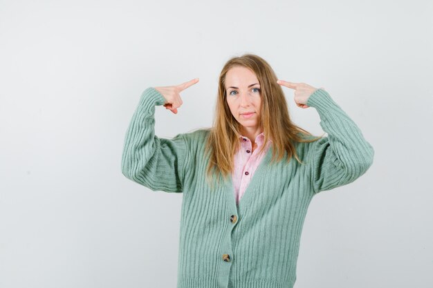 Ausdrucksstarke junge Frau, die im Studio aufwirft