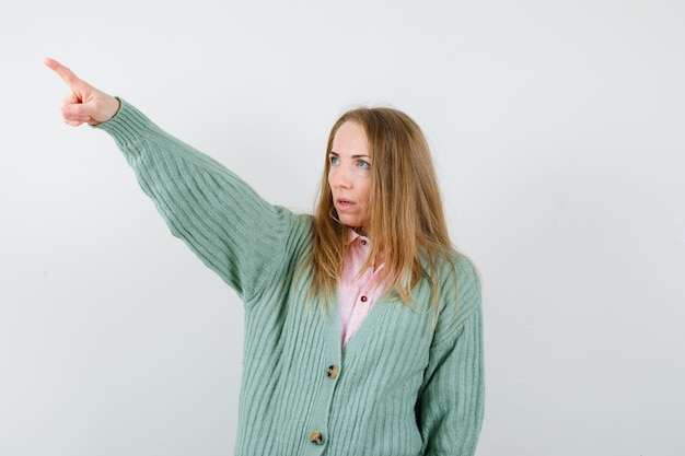 Kostenloses Foto ausdrucksstarke junge frau, die im studio aufwirft