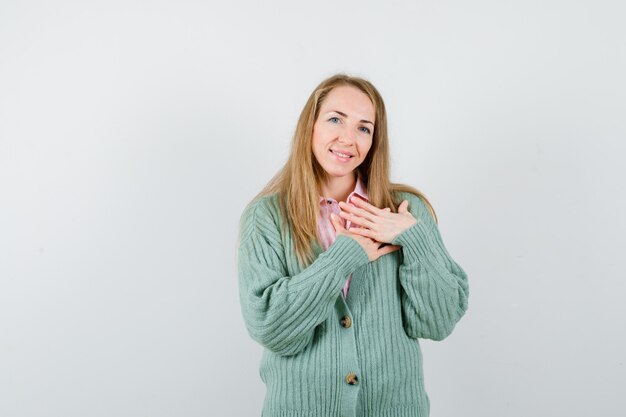 Ausdrucksstarke junge Frau, die im Studio aufwirft