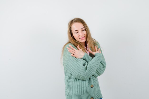 Ausdrucksstarke junge Frau, die im Studio aufwirft