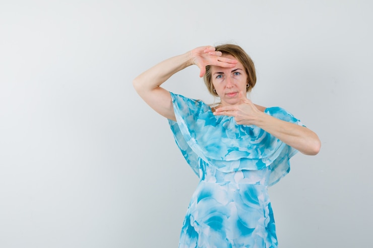 Kostenlose Foto ausdrucksstarke junge frau, die im studio aufwirft