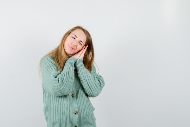 Ausdrucksstarke junge Frau, die im Studio aufwirft