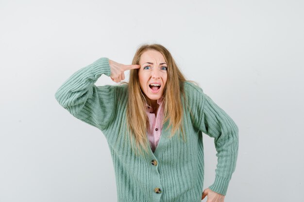 Kostenloses Foto ausdrucksstarke junge frau, die im studio aufwirft