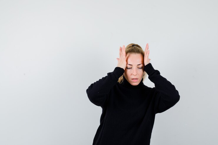 Kostenlose Foto ausdrucksstarke junge frau, die im studio aufwirft
