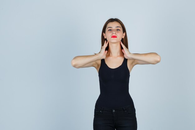 Kostenloses Foto ausdrucksstarke junge frau, die im studio aufwirft