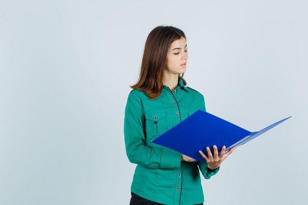 Ausdrucksstarke junge Frau, die im Studio aufwirft