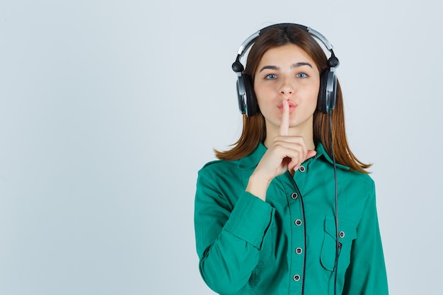 Ausdrucksstarke junge Frau, die im Studio aufwirft