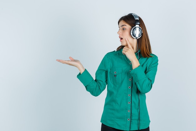 Ausdrucksstarke junge Frau, die im Studio aufwirft