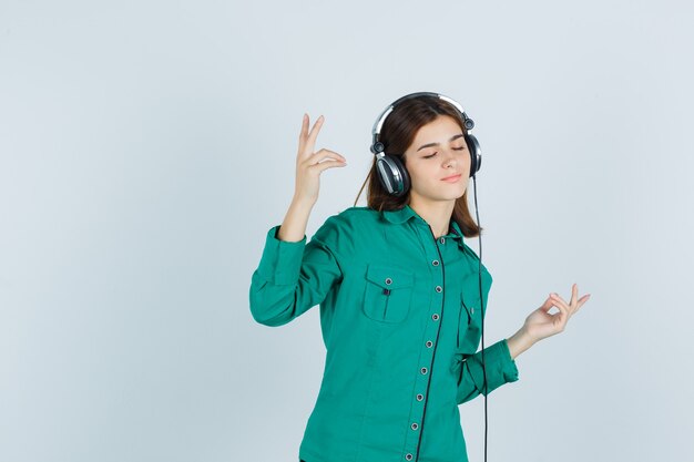 Ausdrucksstarke junge Frau, die im Studio aufwirft