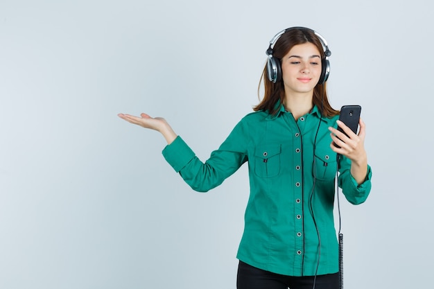 Ausdrucksstarke junge Frau, die im Studio aufwirft