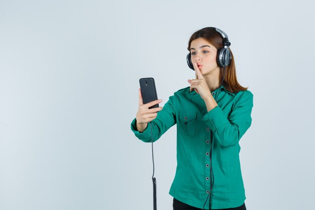 Ausdrucksstarke junge Frau, die im Studio aufwirft