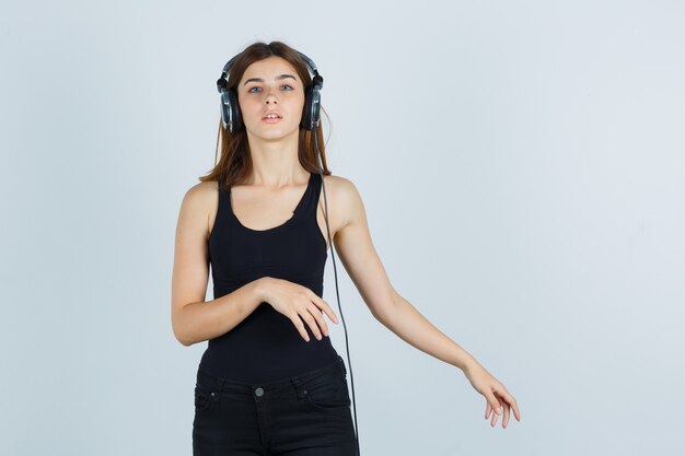 Ausdrucksstarke junge Frau, die im Studio aufwirft