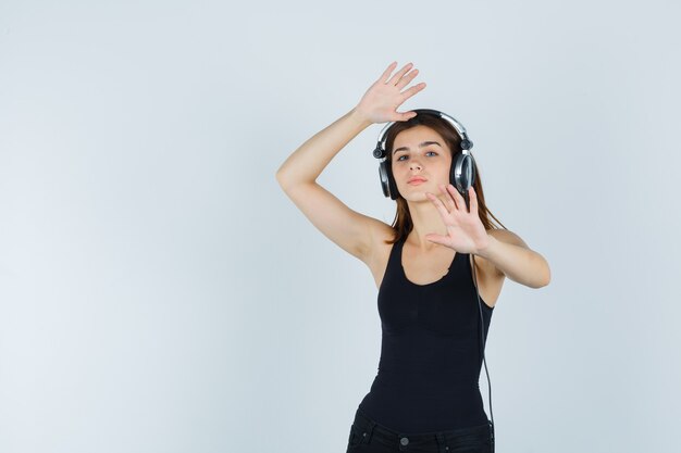 Ausdrucksstarke junge Frau, die im Studio aufwirft