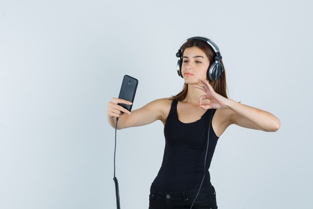 Ausdrucksstarke junge Frau, die im Studio aufwirft