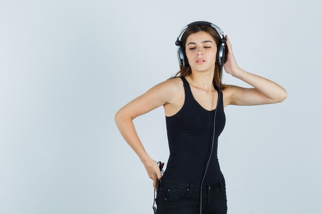 Ausdrucksstarke junge Frau, die im Studio aufwirft