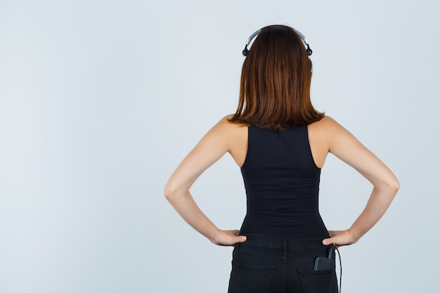 Kostenloses Foto ausdrucksstarke junge frau, die im studio aufwirft