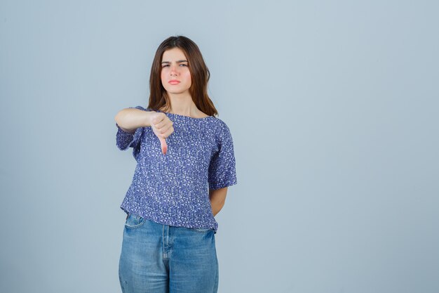 Ausdrucksstarke junge Frau, die im Studio aufwirft