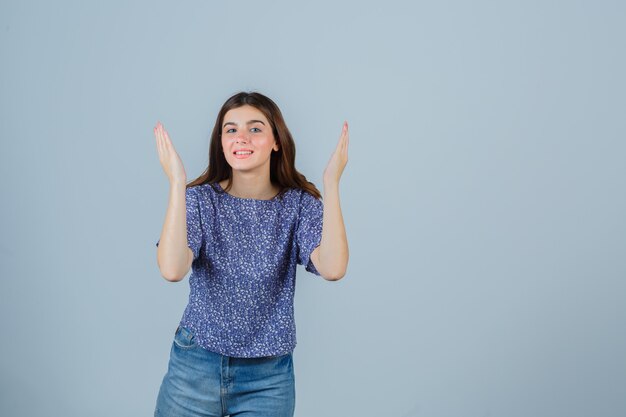 Ausdrucksstarke junge Frau, die im Studio aufwirft