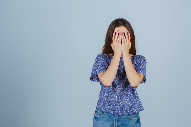 Ausdrucksstarke junge Frau, die im Studio aufwirft