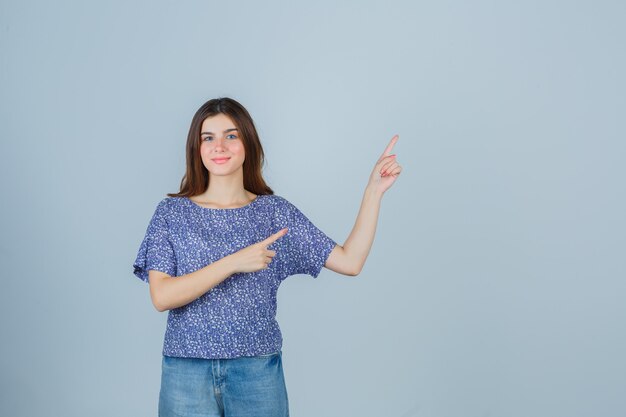 Ausdrucksstarke junge Frau, die im Studio aufwirft