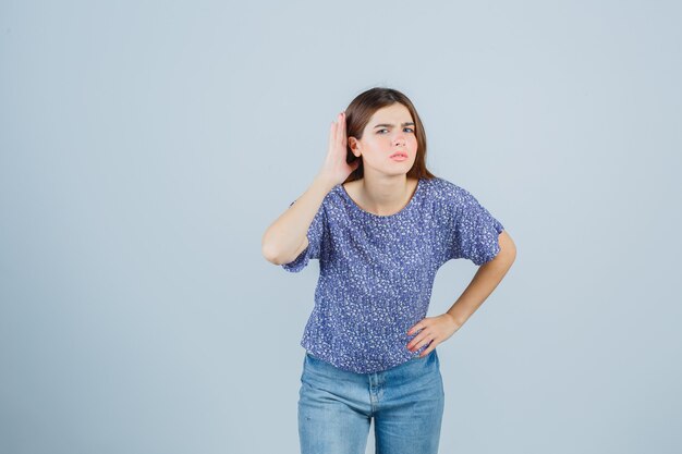 Ausdrucksstarke junge Frau, die im Studio aufwirft