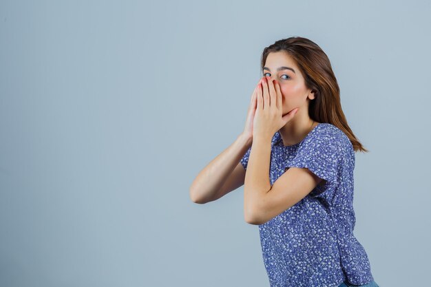 Ausdrucksstarke junge Frau, die im Studio aufwirft