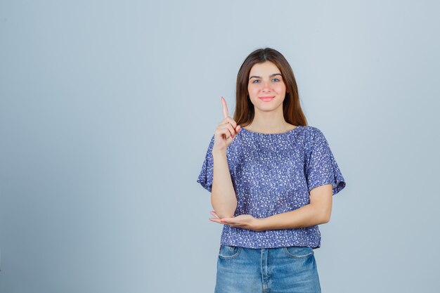 Ausdrucksstarke junge Frau, die im Studio aufwirft