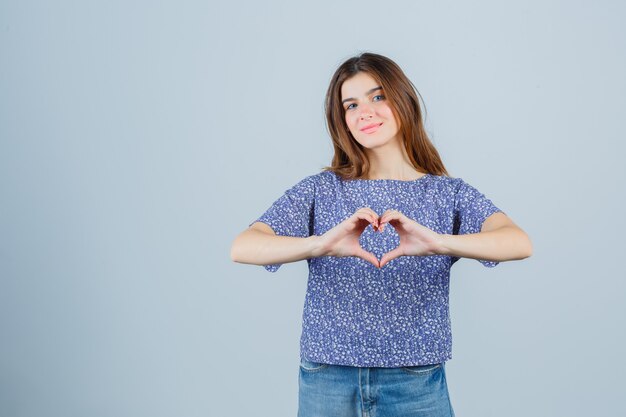 Ausdrucksstarke junge Frau, die im Studio aufwirft