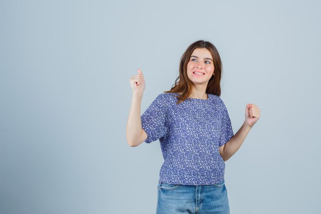 Ausdrucksstarke junge Frau, die im Studio aufwirft