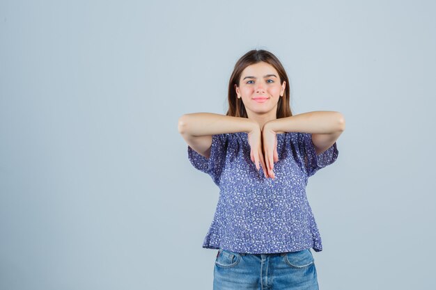 Kostenloses Foto ausdrucksstarke junge frau, die im studio aufwirft