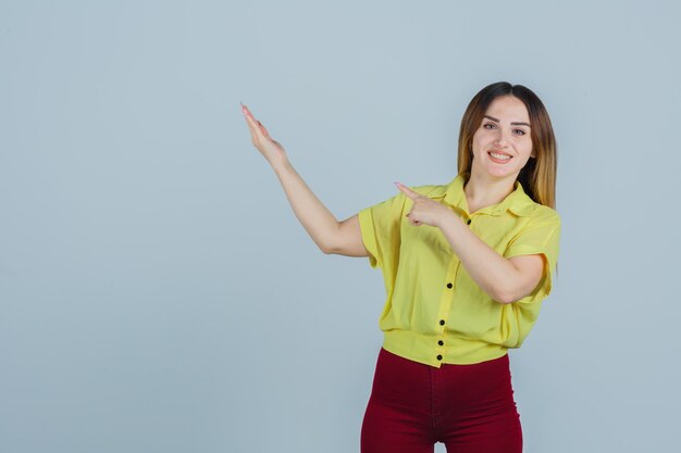 Ausdrucksstarke junge Frau, die im Studio aufwirft