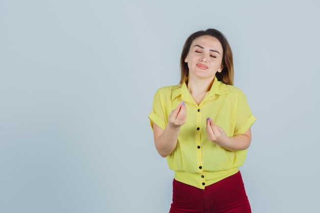 Ausdrucksstarke junge Frau, die im Studio aufwirft