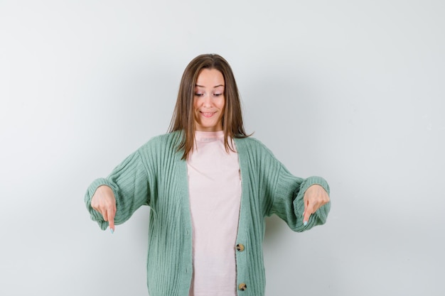 Kostenloses Foto ausdrucksstarke junge frau, die im studio aufwirft