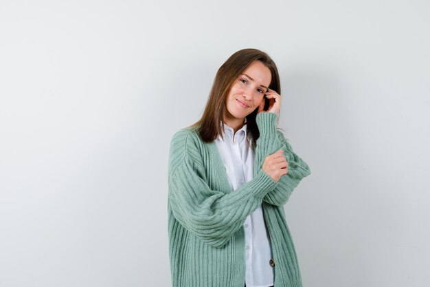 Ausdrucksstarke junge Frau, die im Studio aufwirft