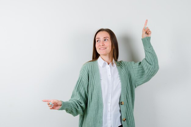 Ausdrucksstarke junge Frau, die im Studio aufwirft